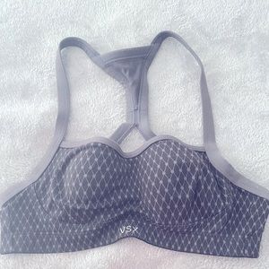 Victoria’s Secret VSX clip black patterned 32B sports bra